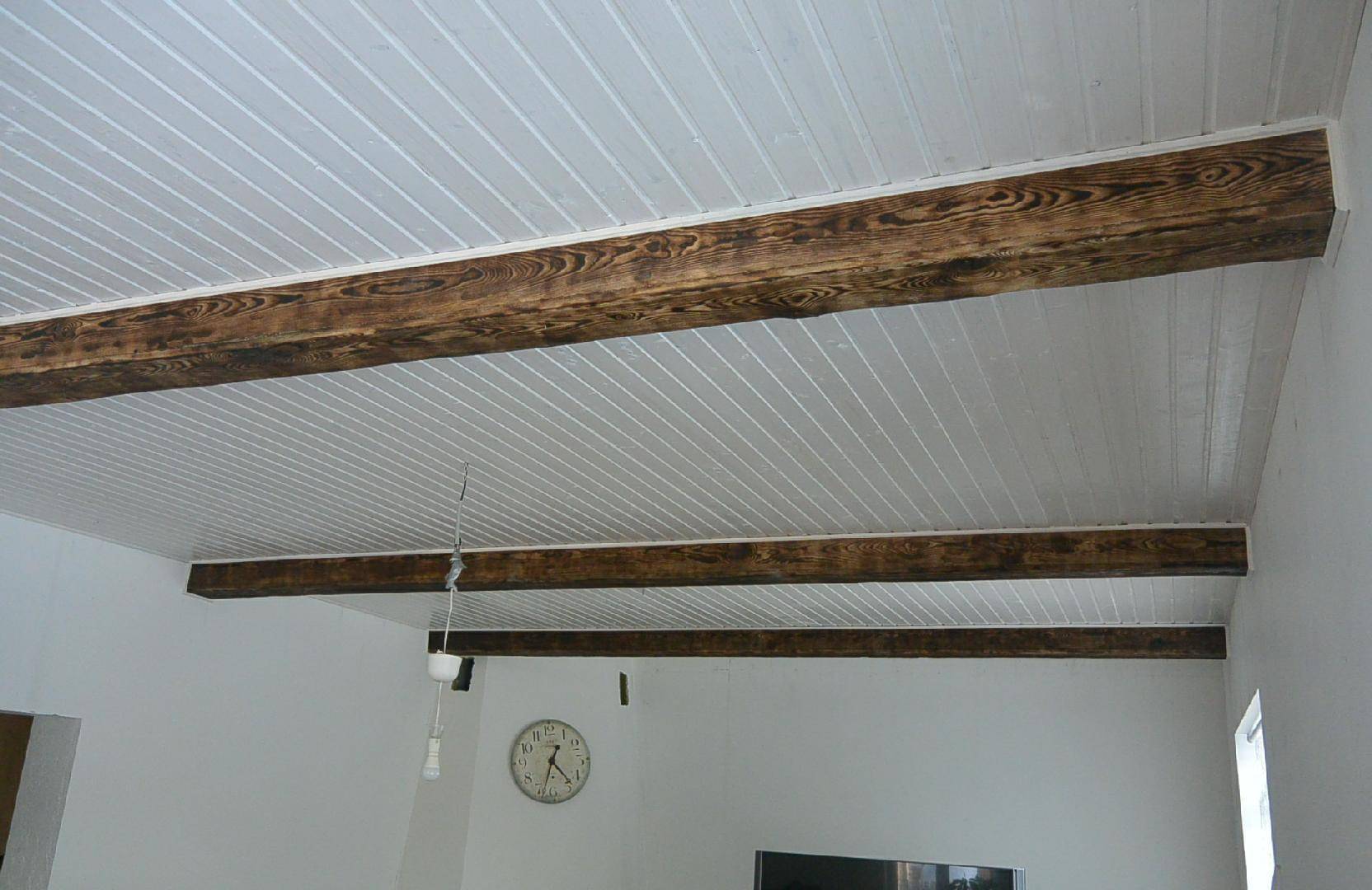 Как сделать черновой потолок по деревянным балкам