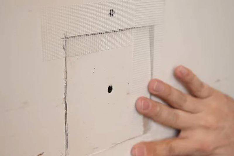 Как заделать дырку в гипсокартоне в стене и на потолке: 2 проверенных варианта | дневники ремонта obustroeno.club