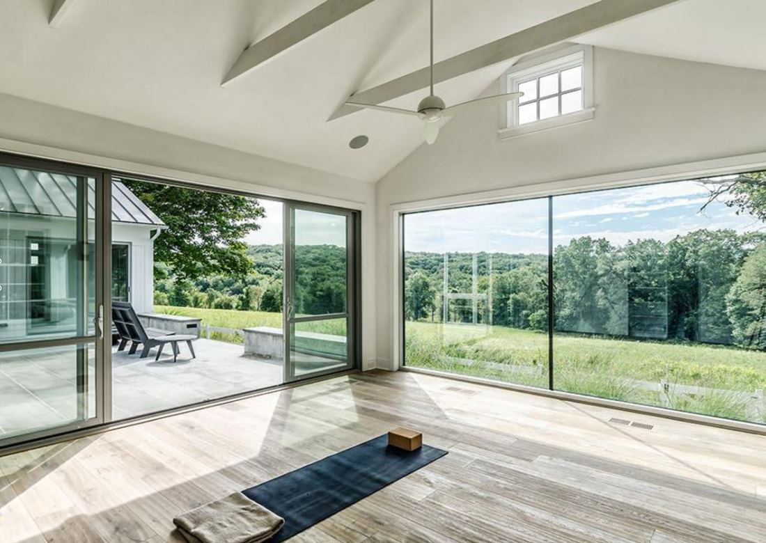 Дома с большими панорамными окнами: 100+ фото [красивые дома]