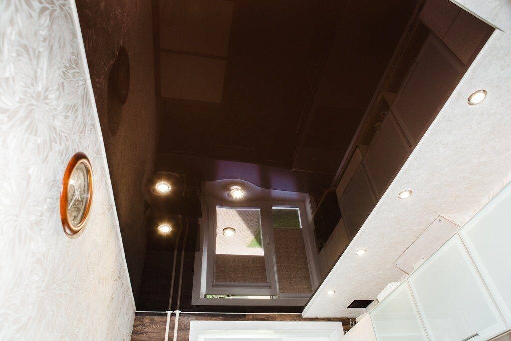 Коричневый натяжной потолок в интерьере: 50 фото в гостиной, спальне, кухне и прихожей