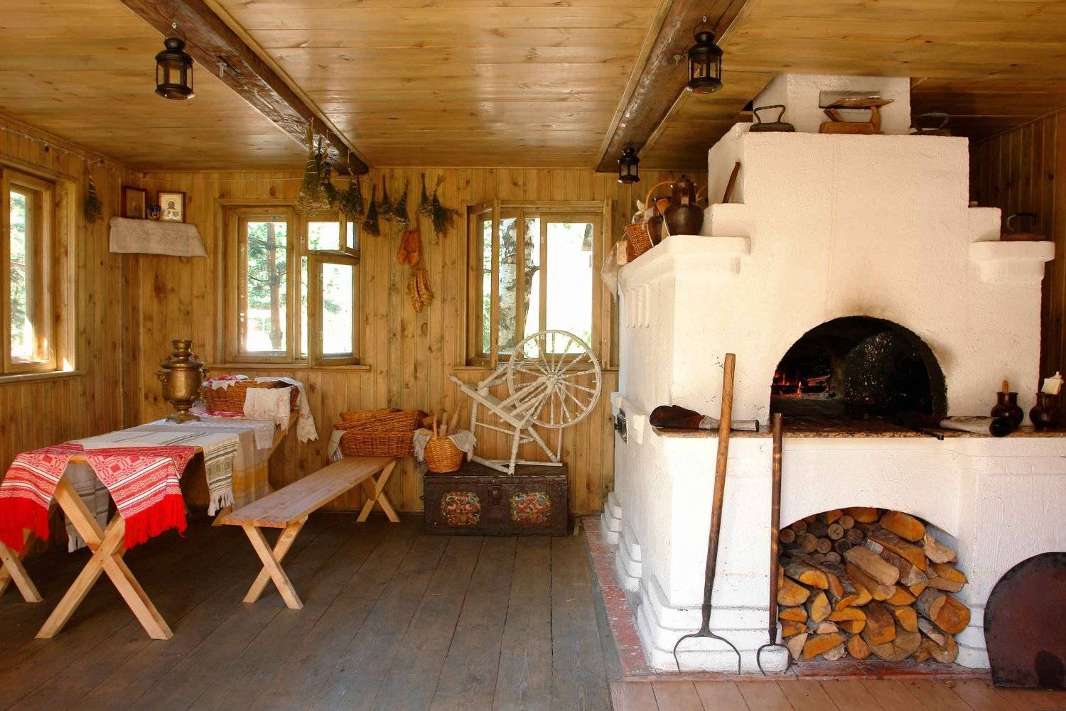Интерьер загородных деревянных домов: 100 фото, стили, дизайн
