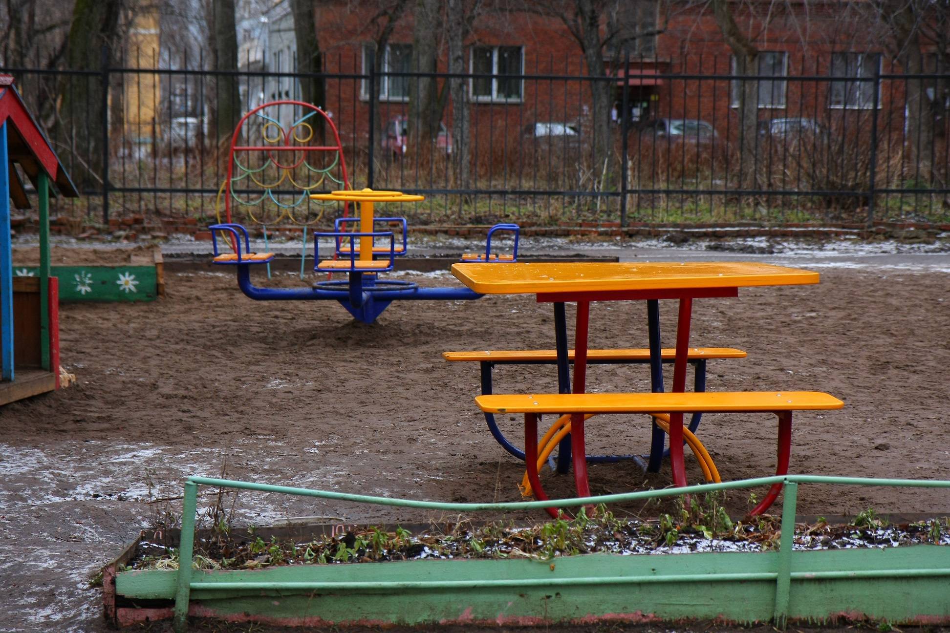 Как заставить установить детскую площадку во дворе или отремонтировать старую? | bankstoday