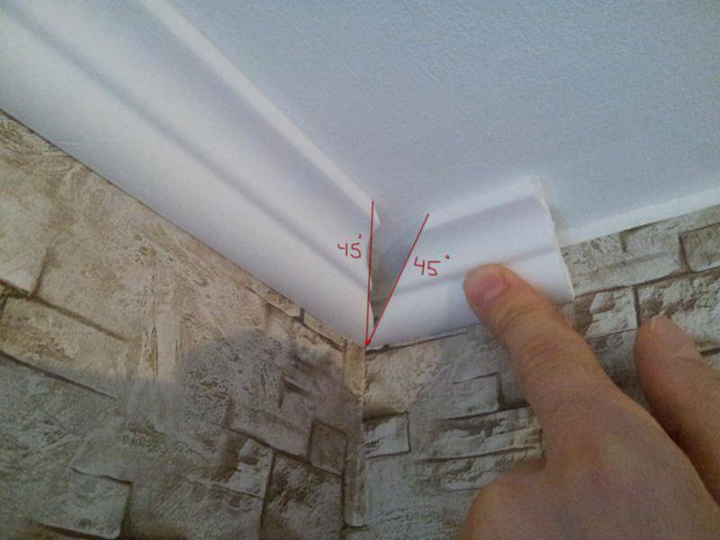 Как правильно клеить потолочный плинтус - инструкция