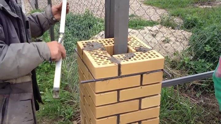 Как построить кирпичный забор своими руками: фото, видео, как сделать фундамент и уложить кирпич
