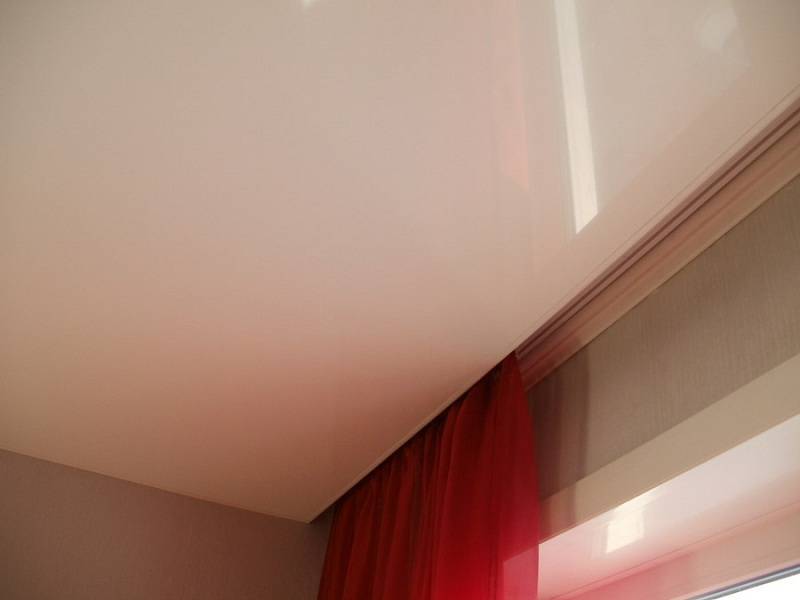 Натяжной потолок с устройством ниши под скрытый карниз для штор