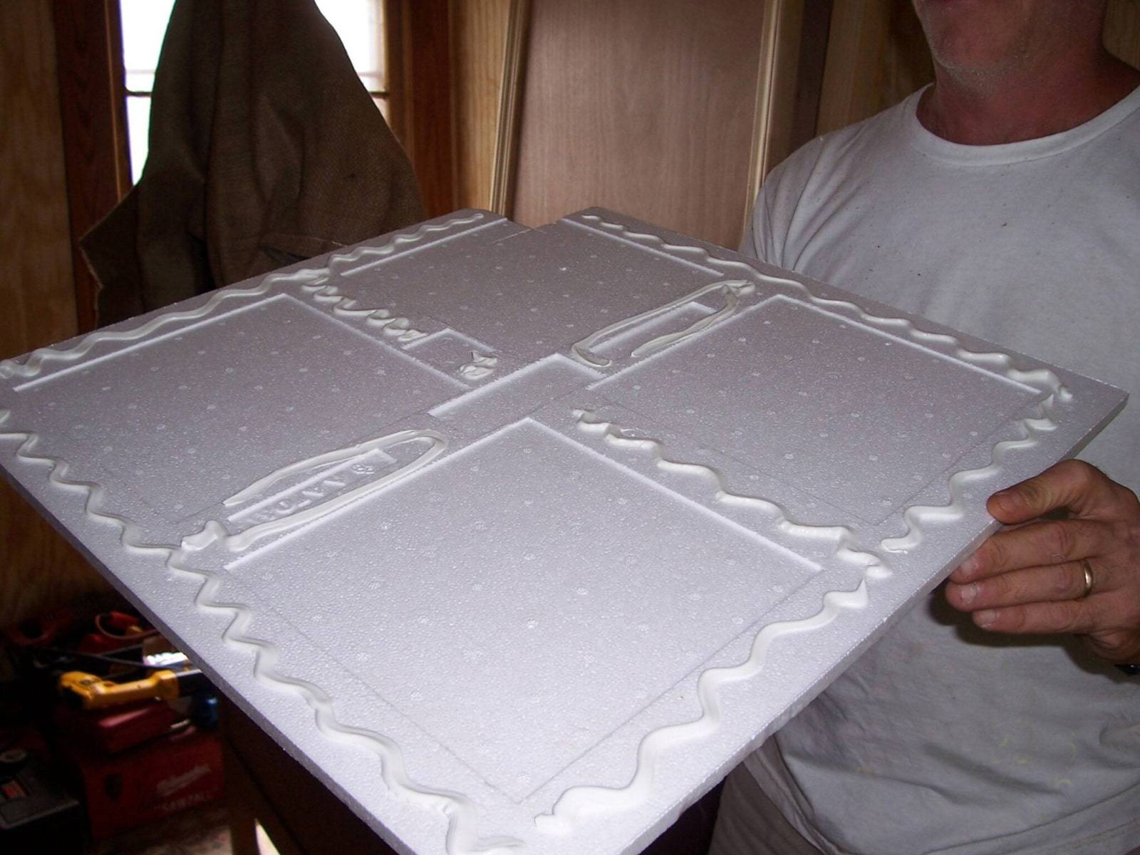Бесшовная потолочная плитка — выбор материала и процесс монтажа