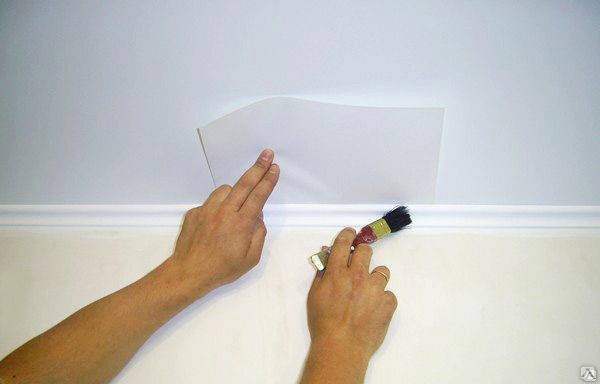Как покрасить потолочный плинтус из пенопласта: надо ли красить плинтуса потолочные пенопластовые, нужно ли, как правильно красить