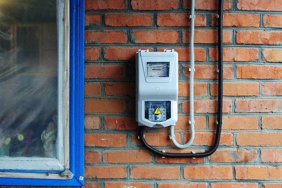 Установка электросчетчика в частном доме на улице: правила