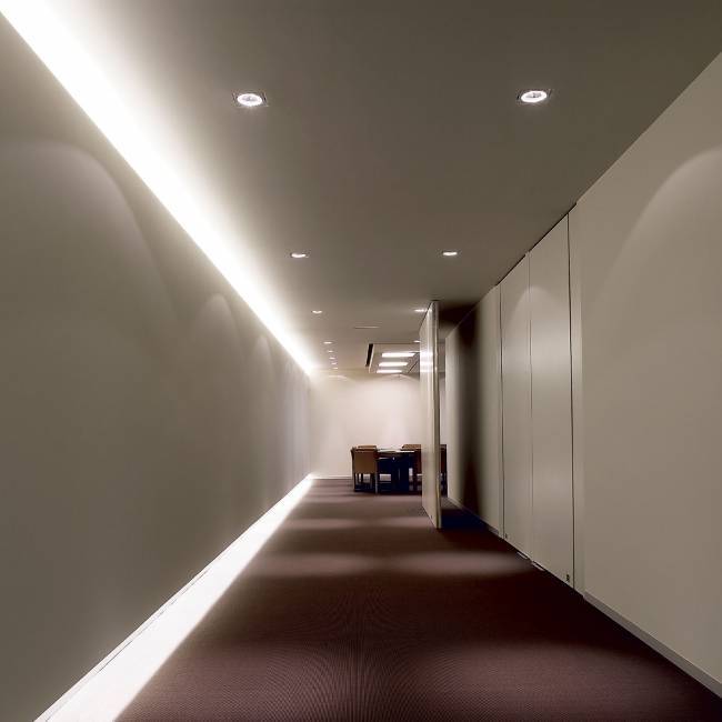 50 фото с примерами интерьеров залов с натяжными потолками и освещением от люстры и светильников