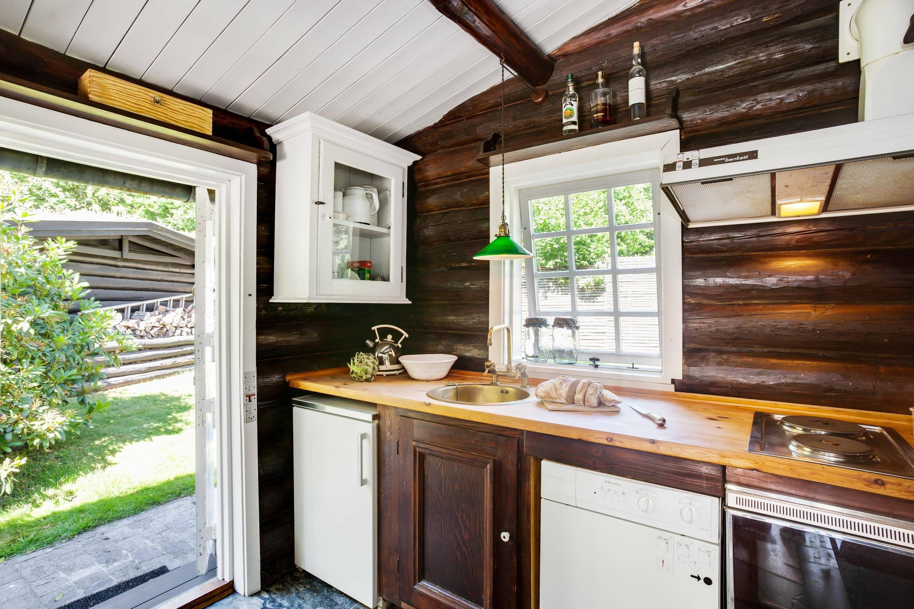 Дизайн кухни в деревянном доме на даче — фото идеи
