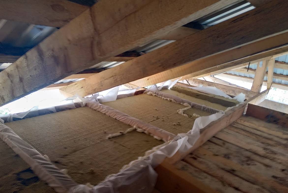 Какое утепление потолка минватой в частном доме своими руками с холодной крышей в деревянном доме: пошаговая инструкция +видео