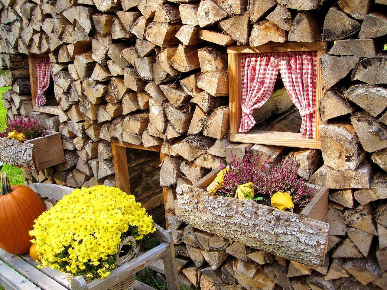 Как красиво сложить дрова на даче и во дворе - фото