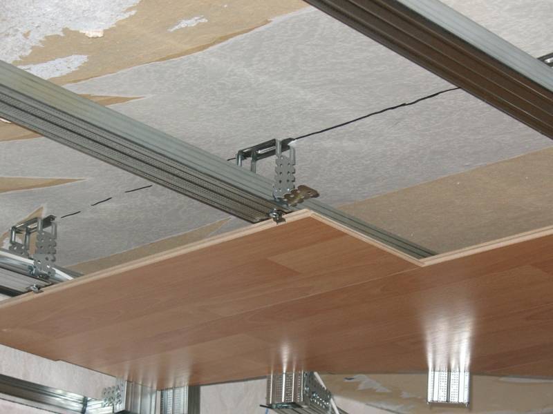 Укладка ламината на потолок: инструкция и советы от специалиста