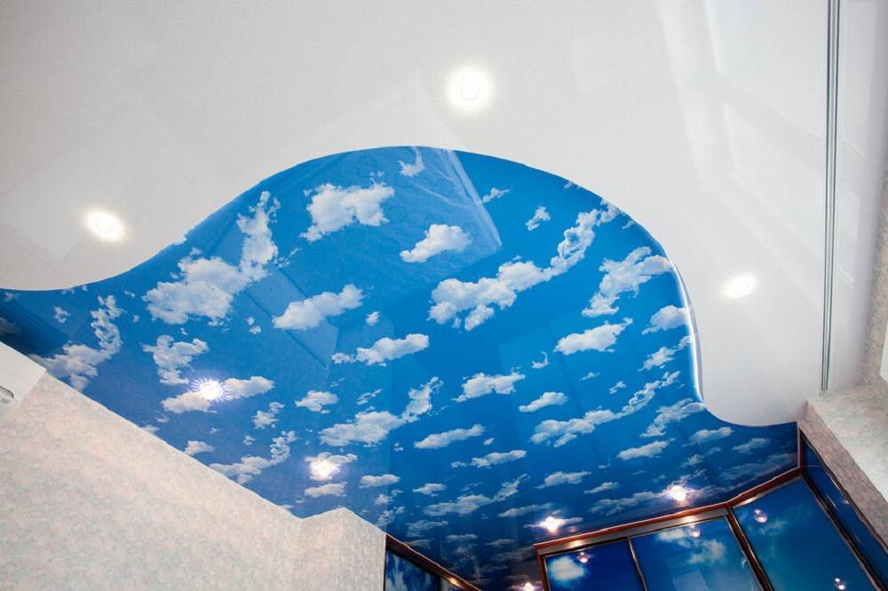 Натяжные потолки «небо с облаками»