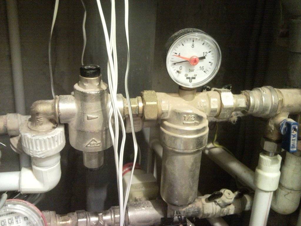 Давление воды в квартире многоквартирного дома: каким должно быть в норме для горячей и холодной h2o, согласно какому нормативу снип?