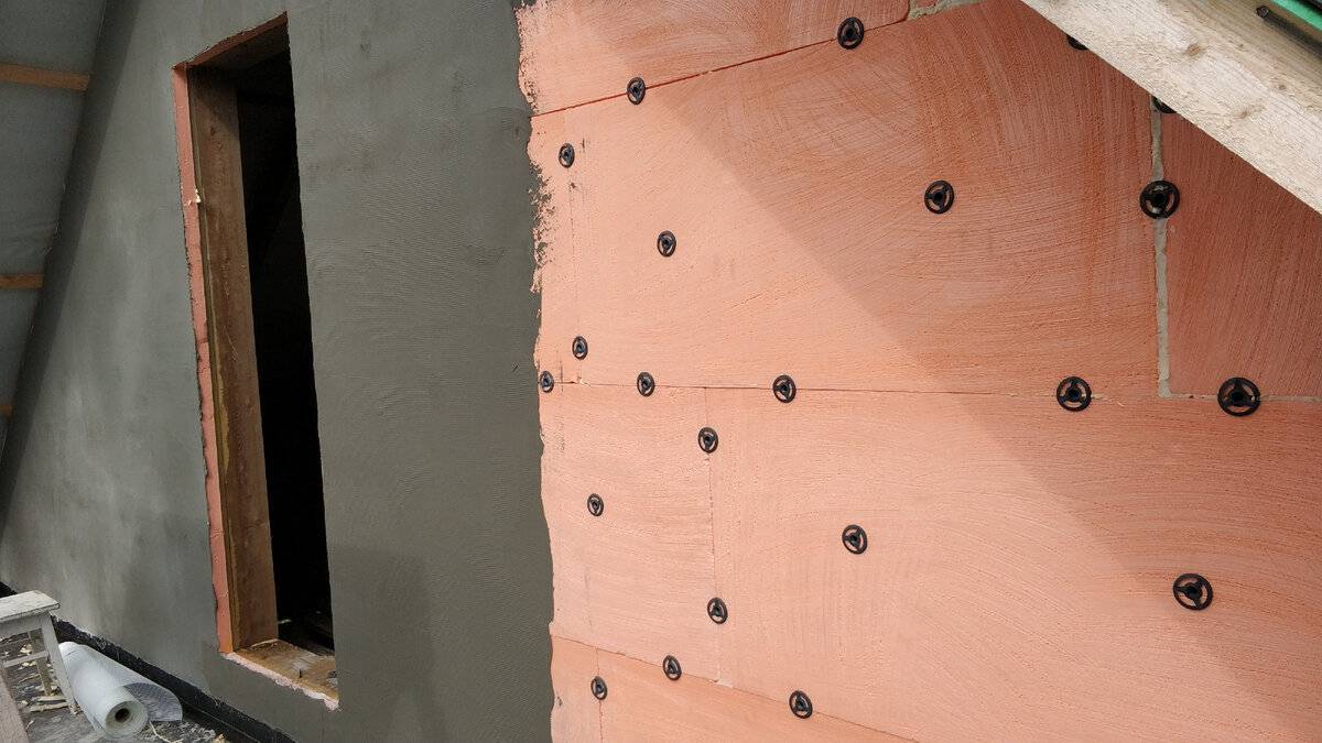 Как утеплить стены пенопластом изнутри: что следует учитывать при выполнении теплоизоляционных работ