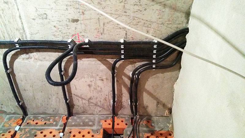 Монтаж электропроводки под гипсокартоном, способы прокладки проводов и кабелей