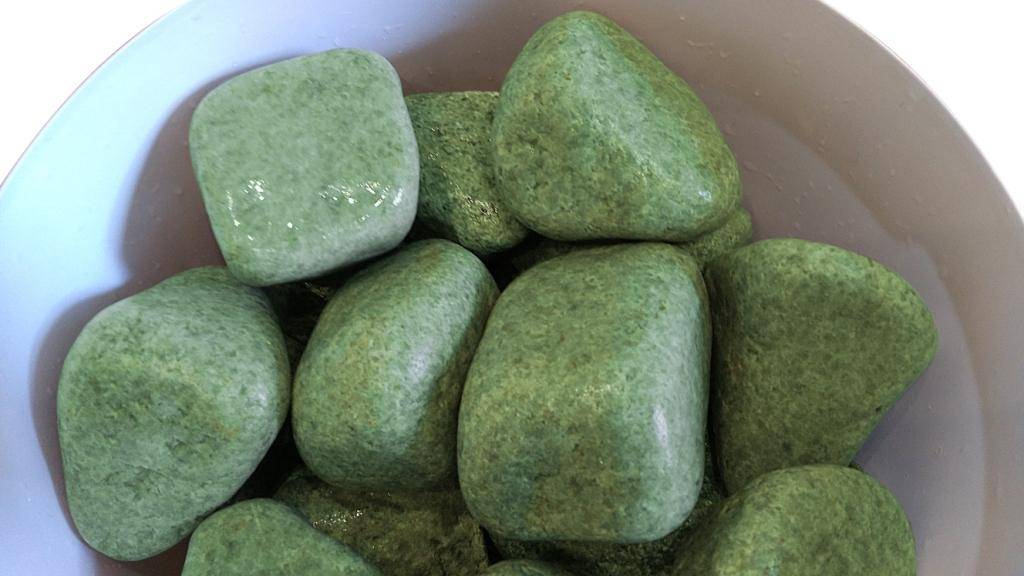 Камни для бани: жадеит, его свойства, в том числе лечебные, применение в бане - плитка, наполнитель для каменки.