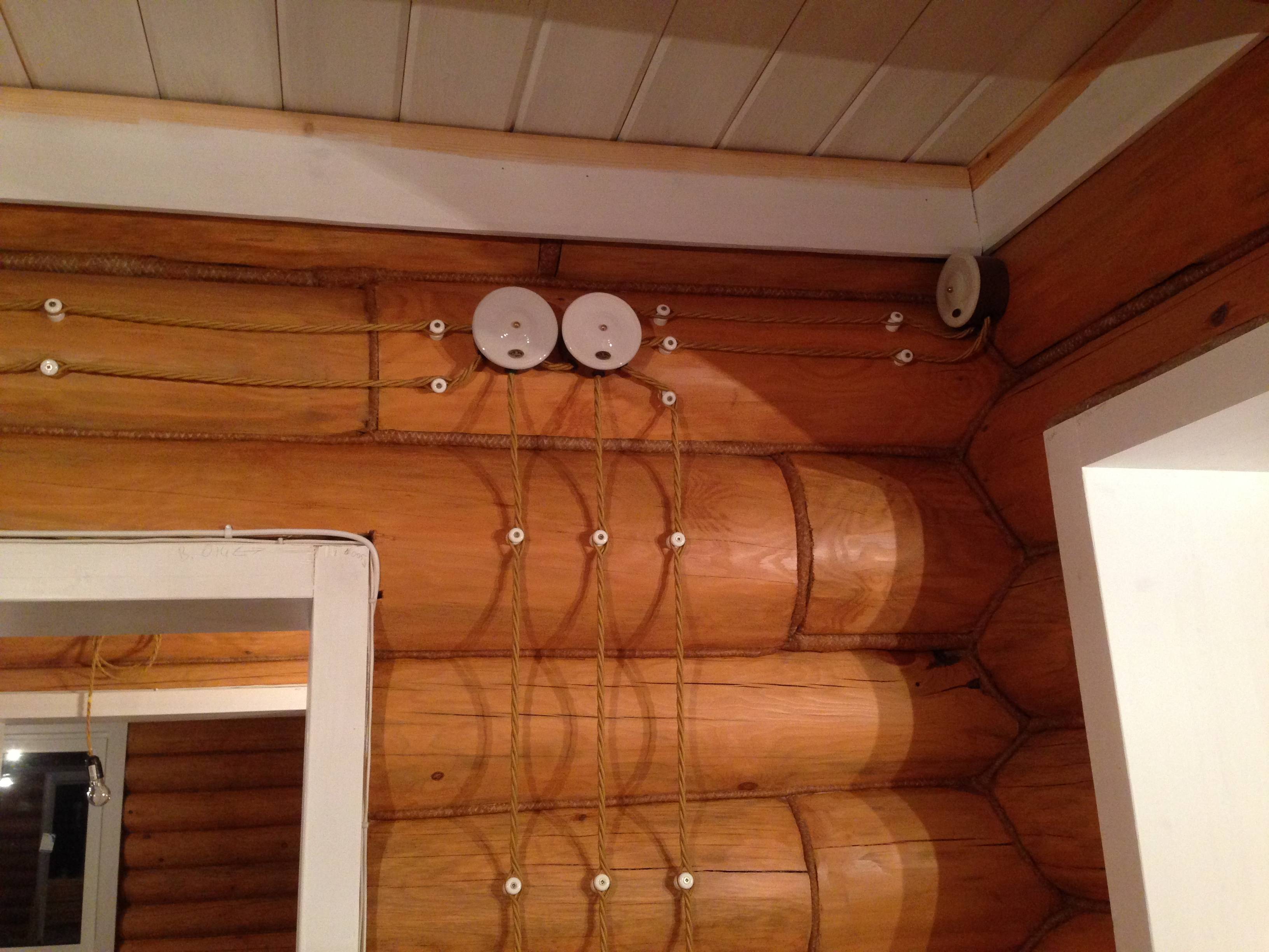 Ретро электропроводка в деревянном доме фото