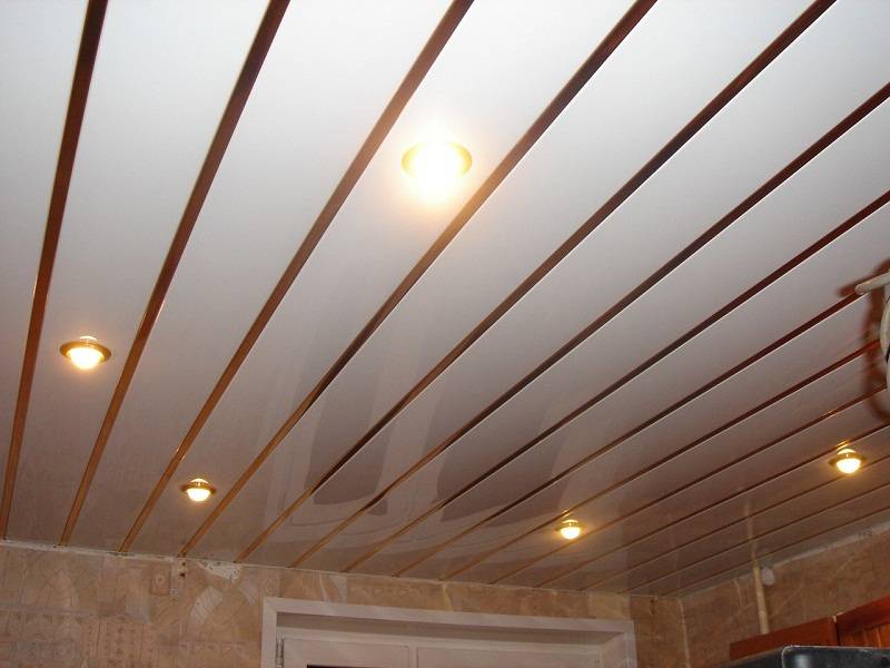 Потолок на кухне реечный
