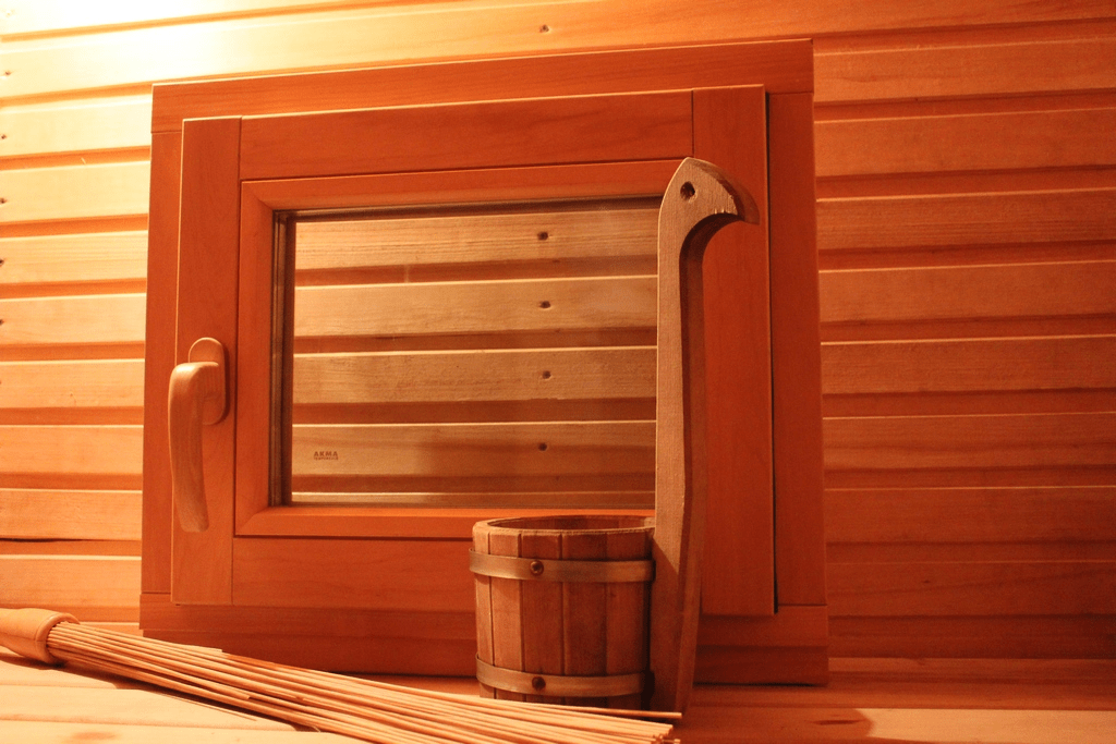 Установка окна в бане: расположение в парилке, в моечной