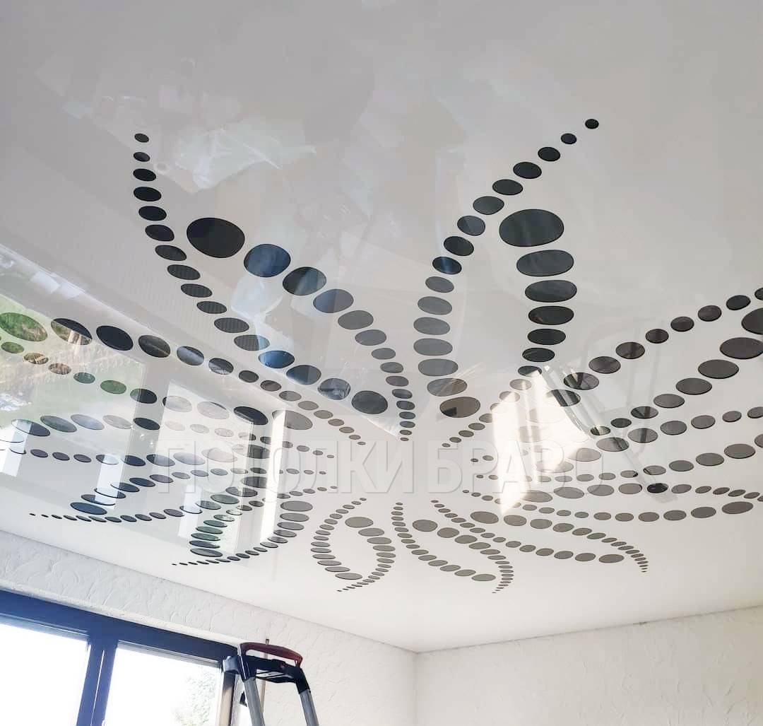 Натяжной потолок в спальне: 75 фото вариантов украшения дома и офиса