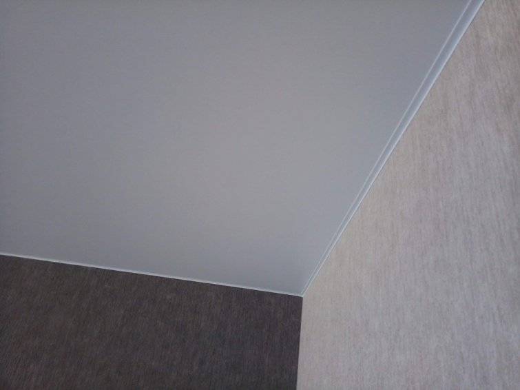 Можно ли сделать натяжной потолок без плинтуса