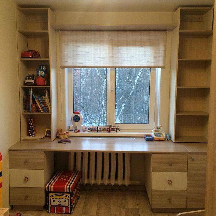 Письменный стол у окна в детской комнате - примеры (24 фото)