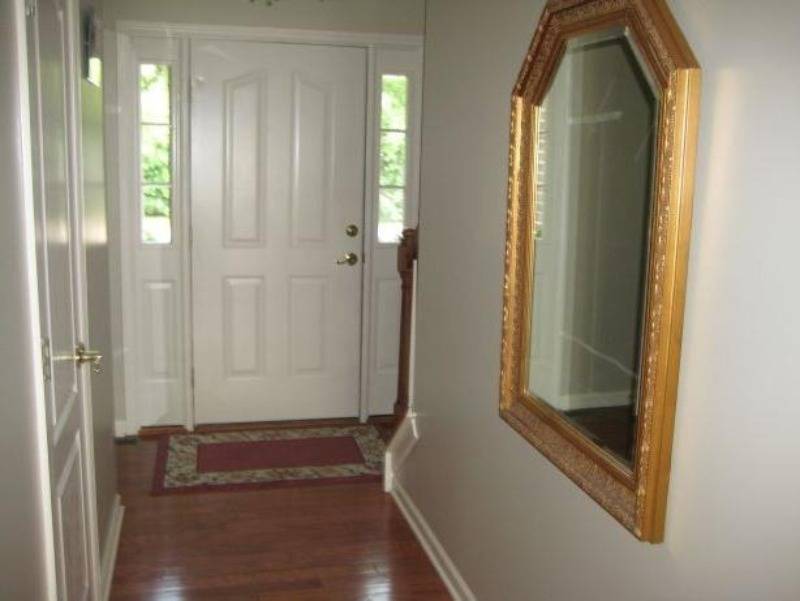 Зеркало напротив входной двери: хорошо или плохо, почему нельзя вешать