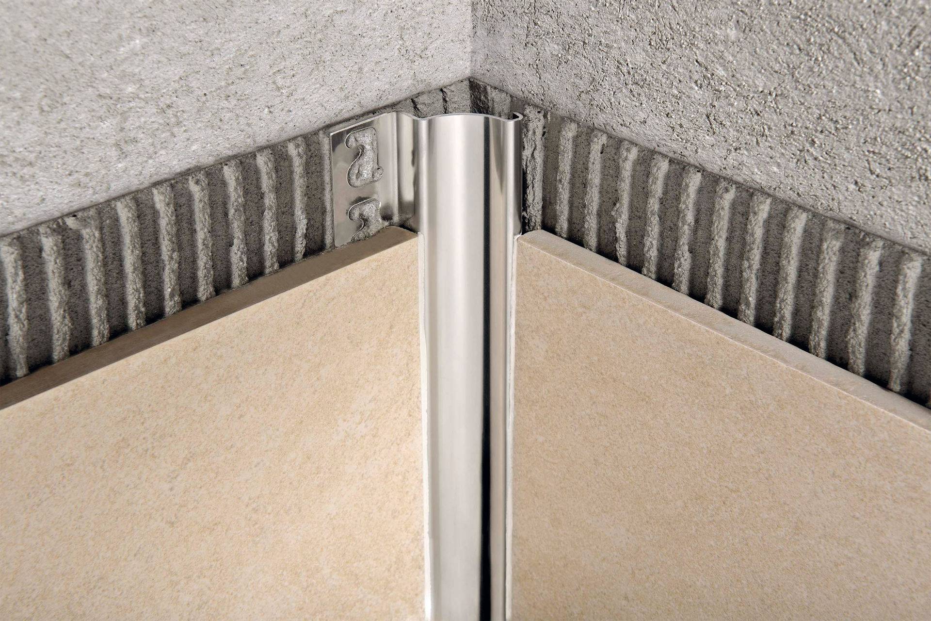 Уголки для стен для защиты: какие разновидности бывают, как не только защитить углы, но и красиво задекорировать пространство алюминиевыми, деревянными или силиконовыми накладками