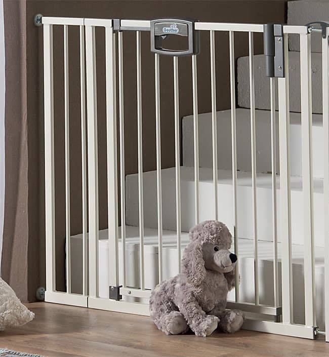Ворота на лестницу для безопасности детей: варианты конструкции