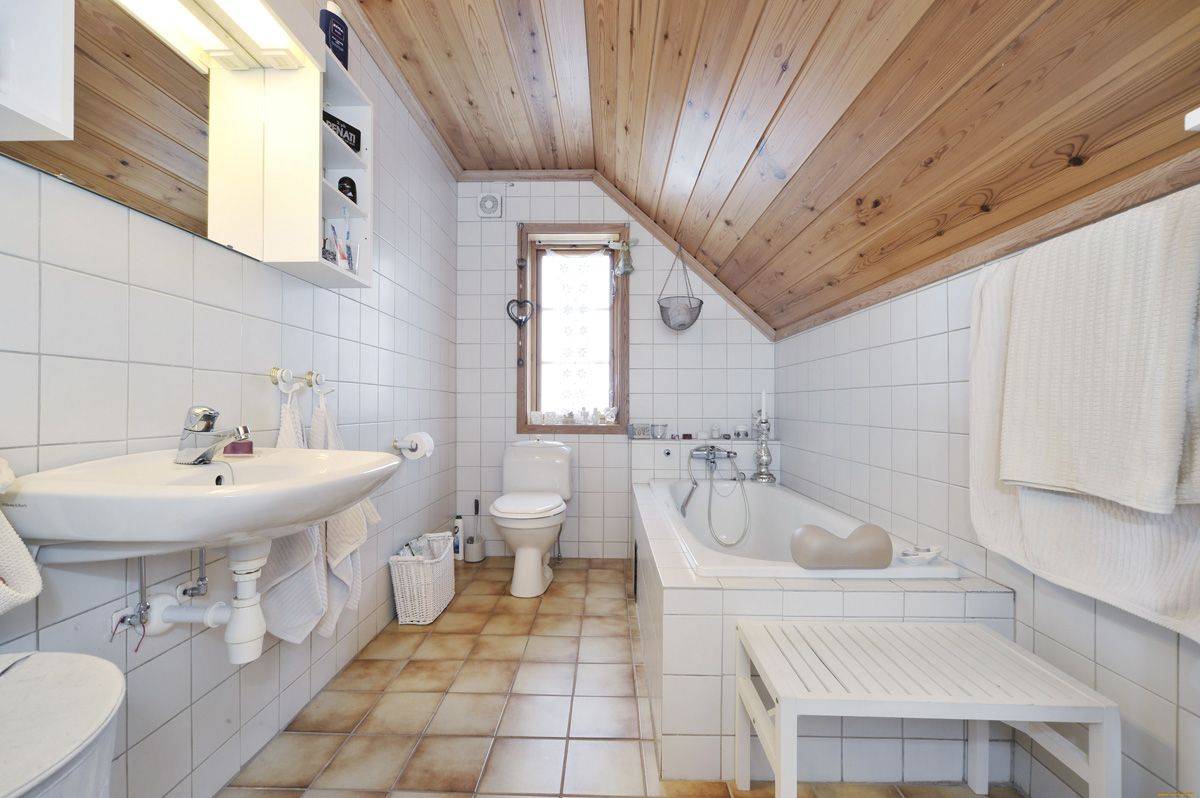 Ванная комната в деревянном доме – как сделать, чем отделать?