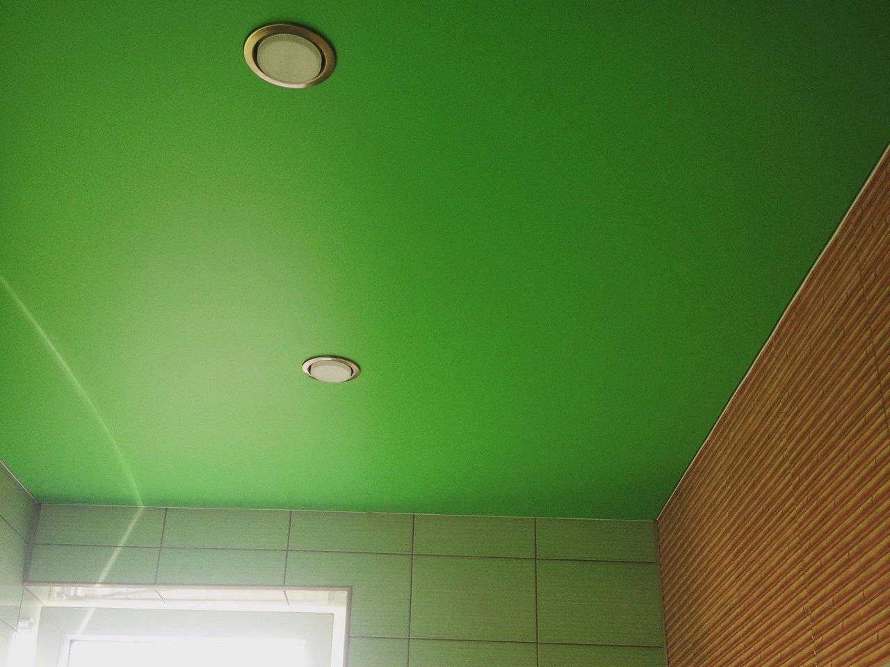 Зеленый натяжной потолок в ванной - особенности применения и преимущества