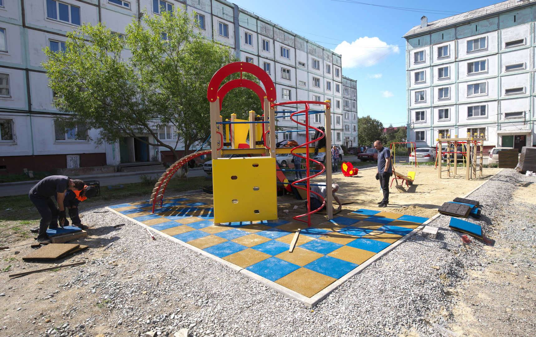 Детская площадка во дворе многоэтажного дома: куда обращаться-2021?