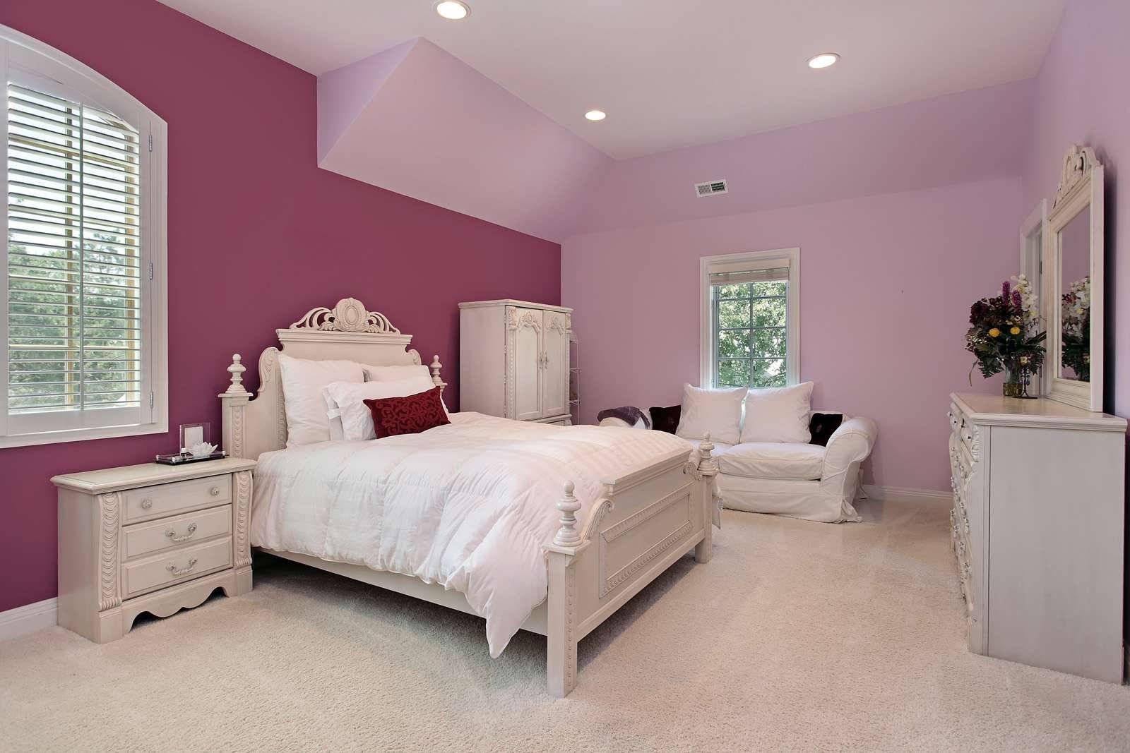 Обои для стен розовые: можно ли применять в спальне светлые молочные обои с розовым оттенком и цветами, и как правильно оформить пространство в интерьере небольшой комнаты