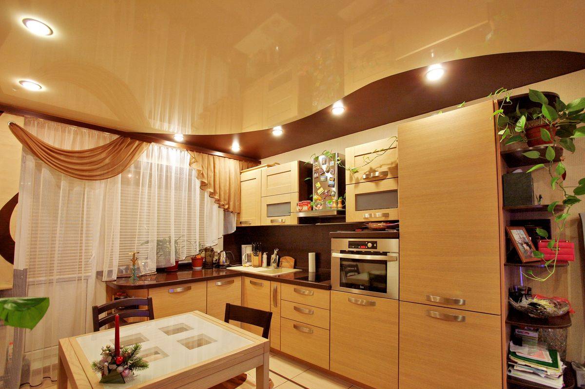 Дизайн натяжного потолка на кухне