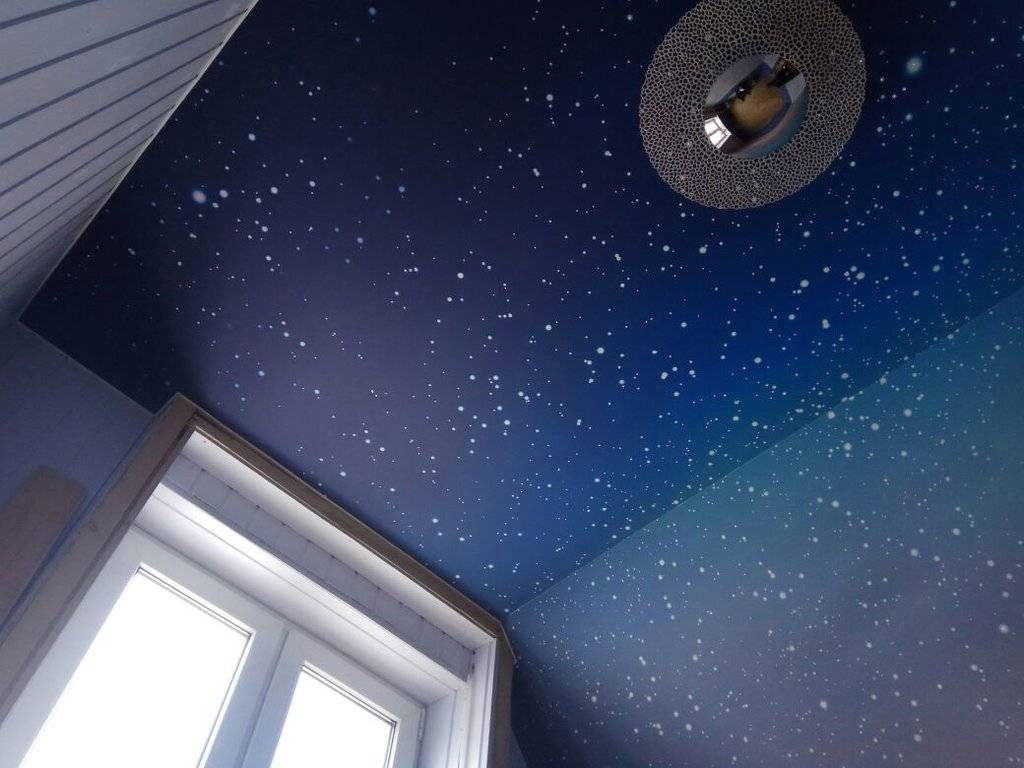 Обои на потолок - небо: светящееся звездное небо, облака на потолке, фосфорные обои со звездами, фотообои звезды на потолок