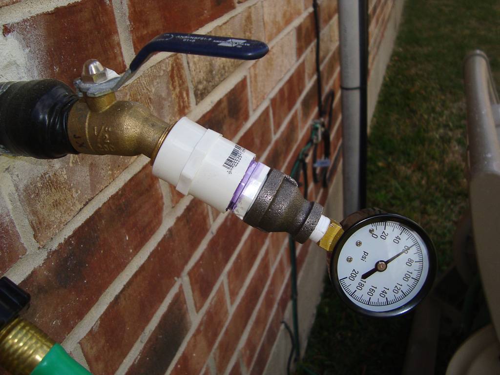 Давление воды в водопроводе в квартире и частном доме: в чем измеряется норматив