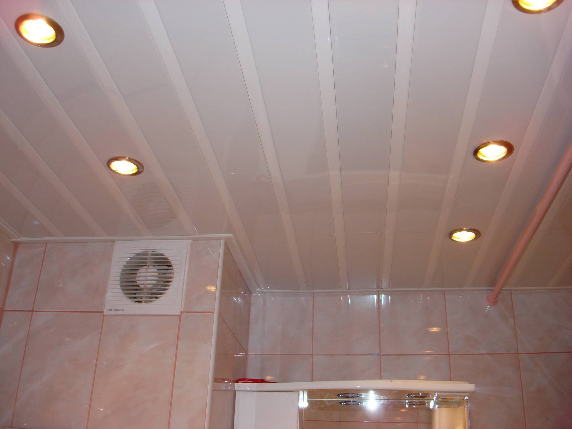 Какой потолок сделать в ванной комнате: варианты и их особенности, выбор, инструкция по установке