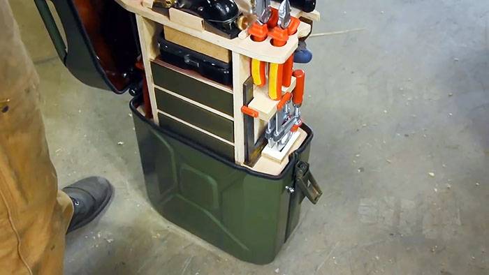Ящик для инструментов из пластиковой канистры