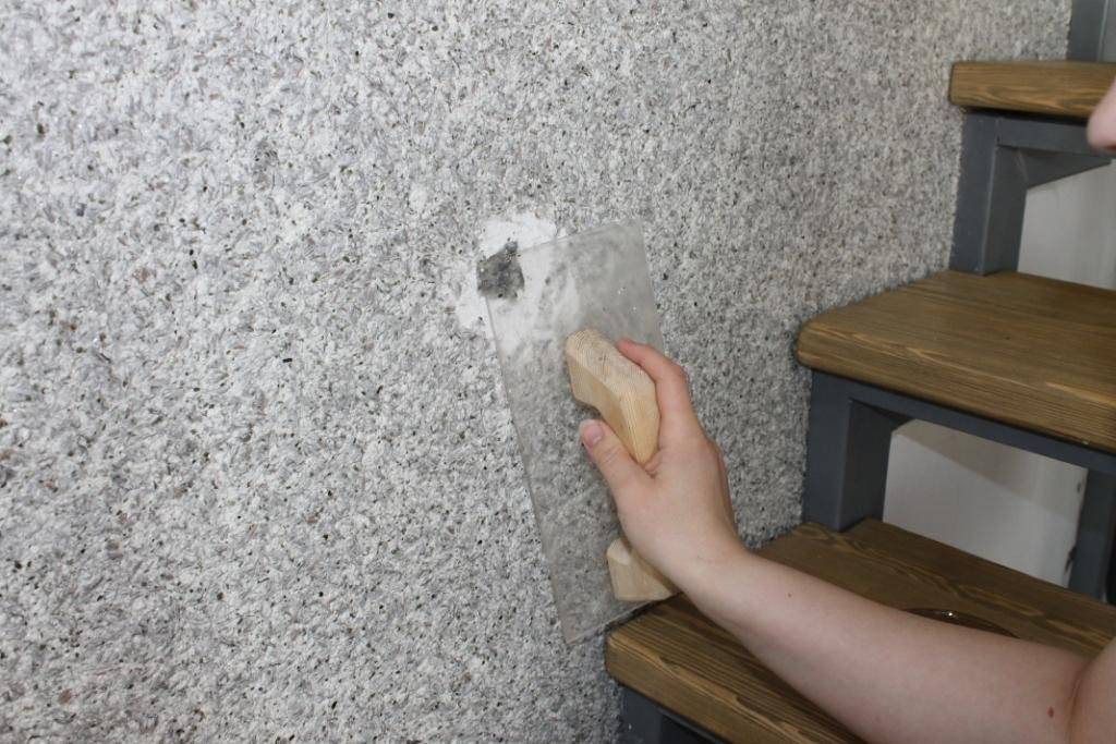 Как убрать со стены жидкие обои быстро и легко, как подготовиться к работе, какие инструменты понадобятся, как удалить с покрытием и без?