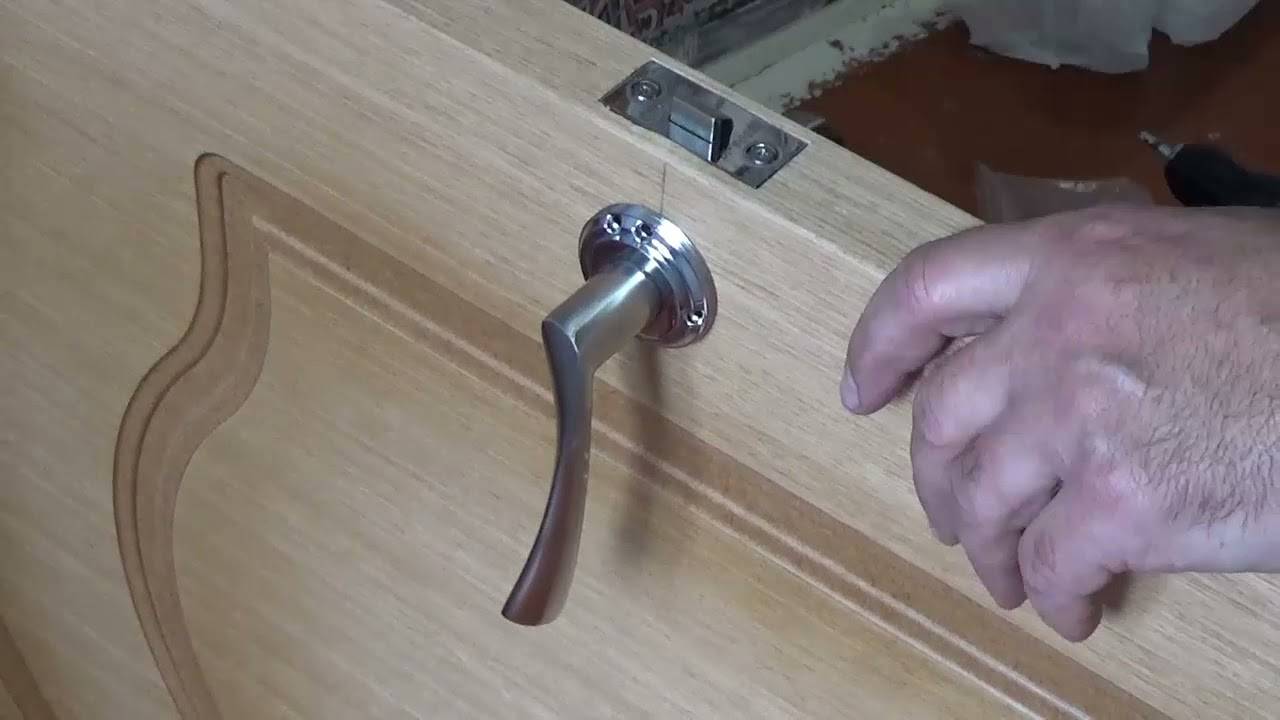 Как врезать замок в межкомнатную дверь своими руками: пошаговая видеоинструкция