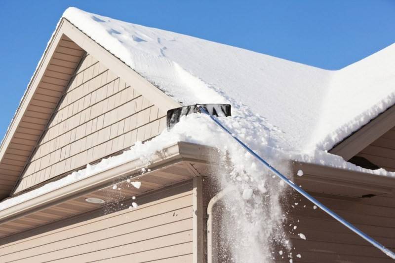 Как производится уборка наледи и снега с крыш, описание средств и способов