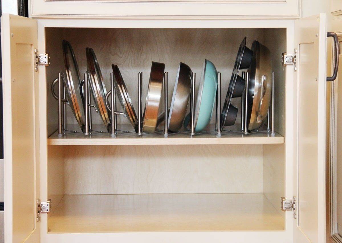 Хранение крышек от кастрюль и сковородок на кухне: 20 идей