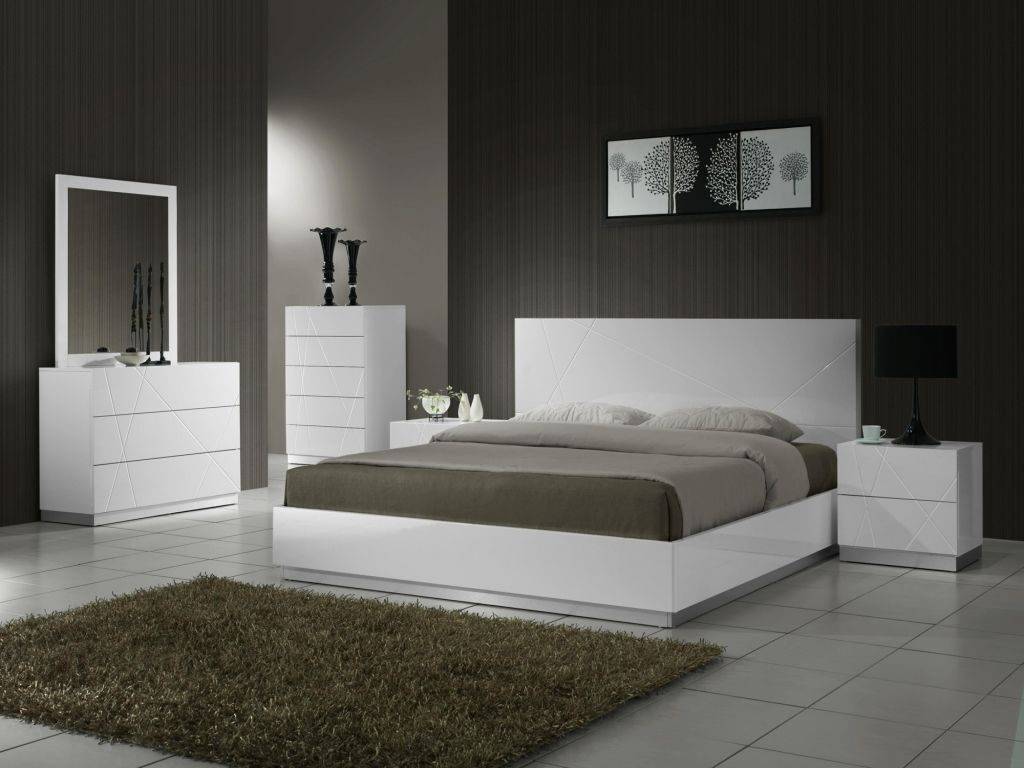 Спальня и гостиная в одной комнате: дизайн совмещенного интерьера, расстановка дивана и кровати, отделение зоны перегородкой
 - 23 фото
