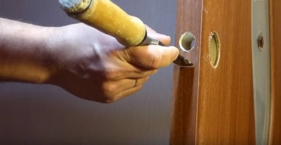 Как правильно врезать замок в межкомнатную дверь : инструкция по монтажу замка, защелки своими руками