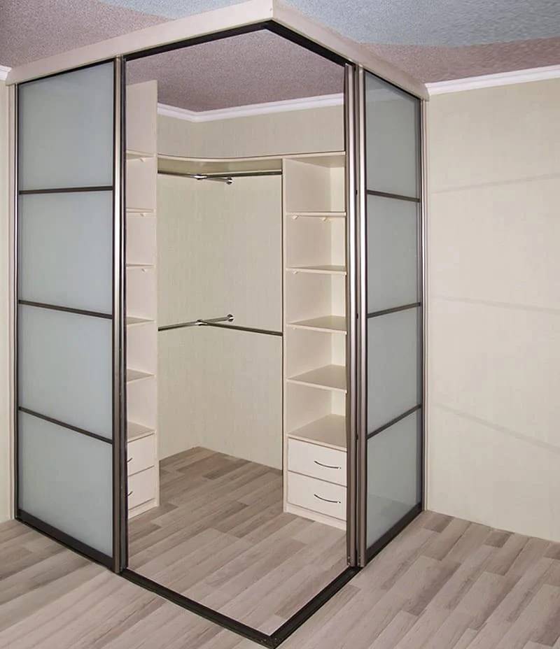 Угловая гардеробная: шкаф в спальне, фото дизайна комнаты, системы и уголки, проекты для маленьких размеров, раздвижные
