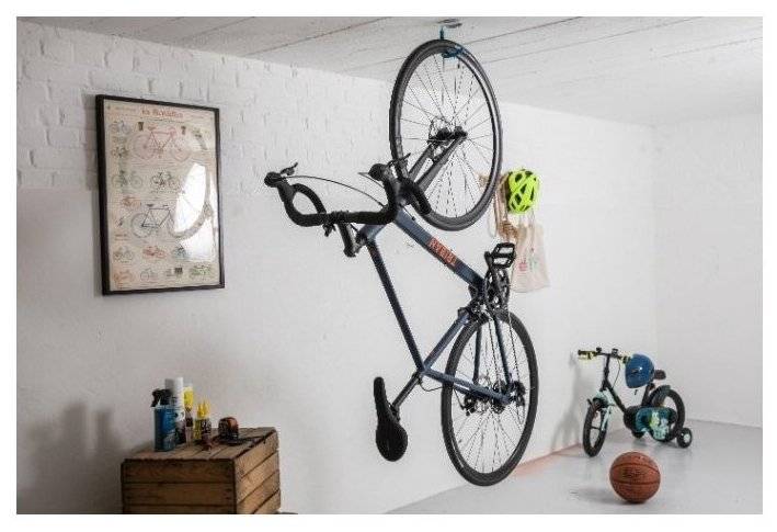 Выбираем крепление велосипеда к потолку — кронштейн или блок?
