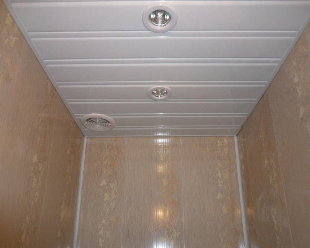 Потолок в туалете из пластиковых панелей