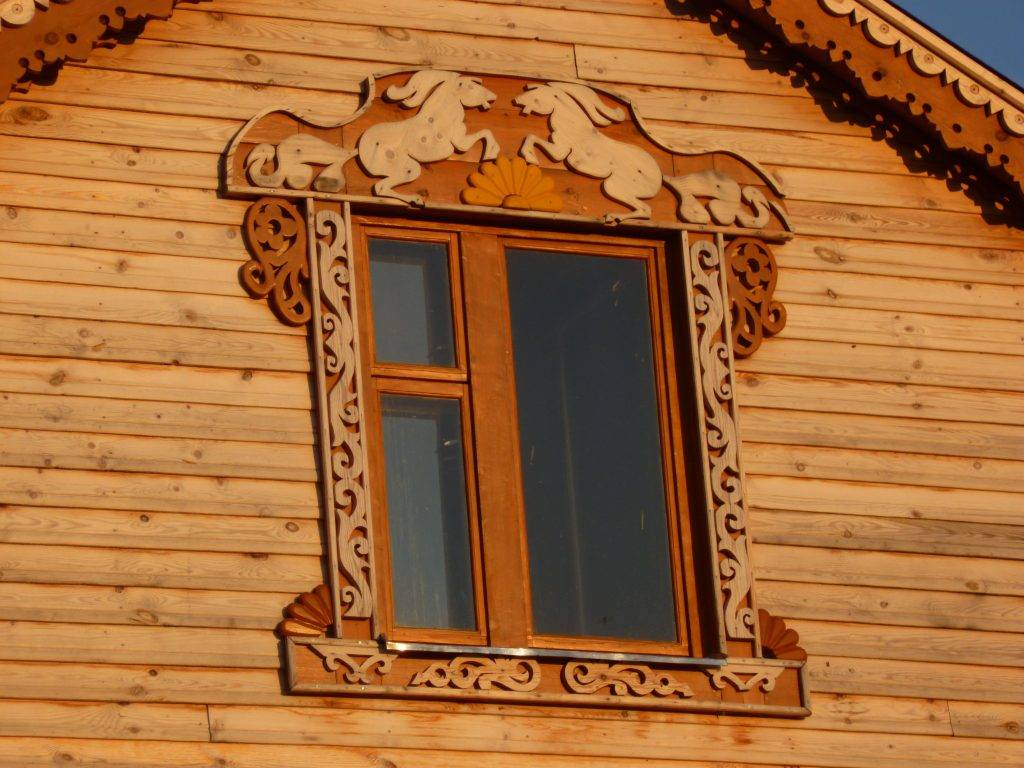 Наличники на окна в деревянном доме: дополнительное украшение фасада